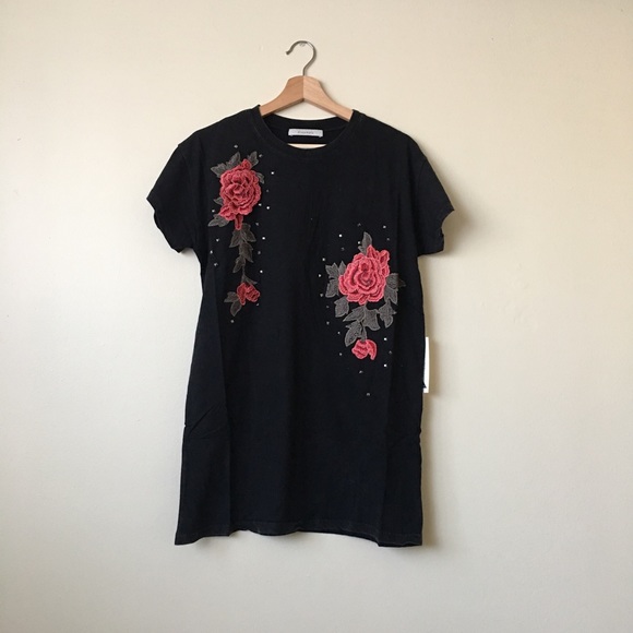 Urban Outfitters Tops - NWT Dreamers trendy flower appliqué boyfriend tee